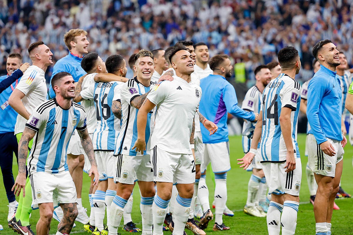 Coupe du monde 2022 : Lionel Messi portait sans le savoir un faux trophée  fabriqué par un couple argentin