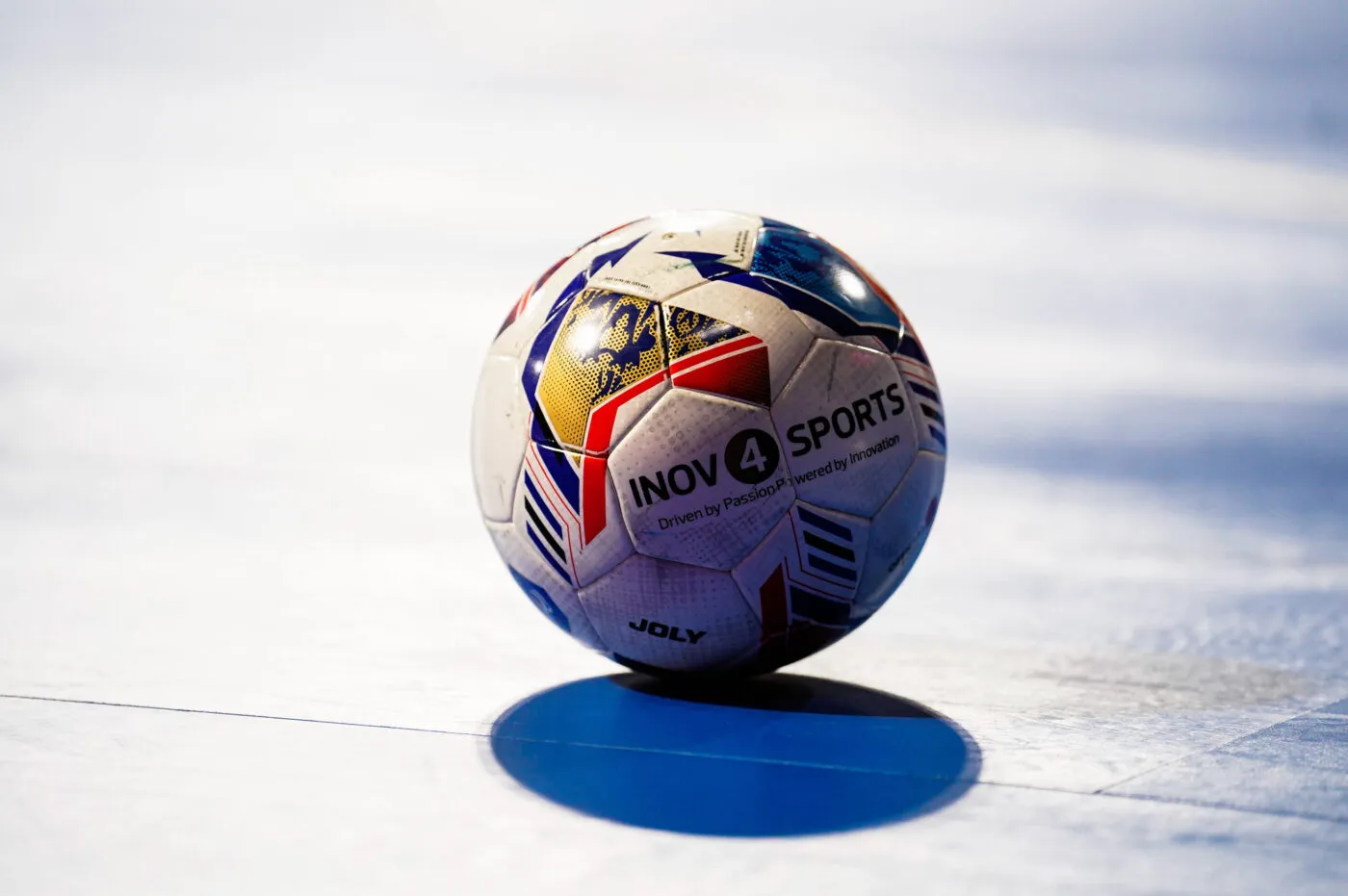 Paix»: l'UEFA dévoile le ballon de la finale de la Ligue des